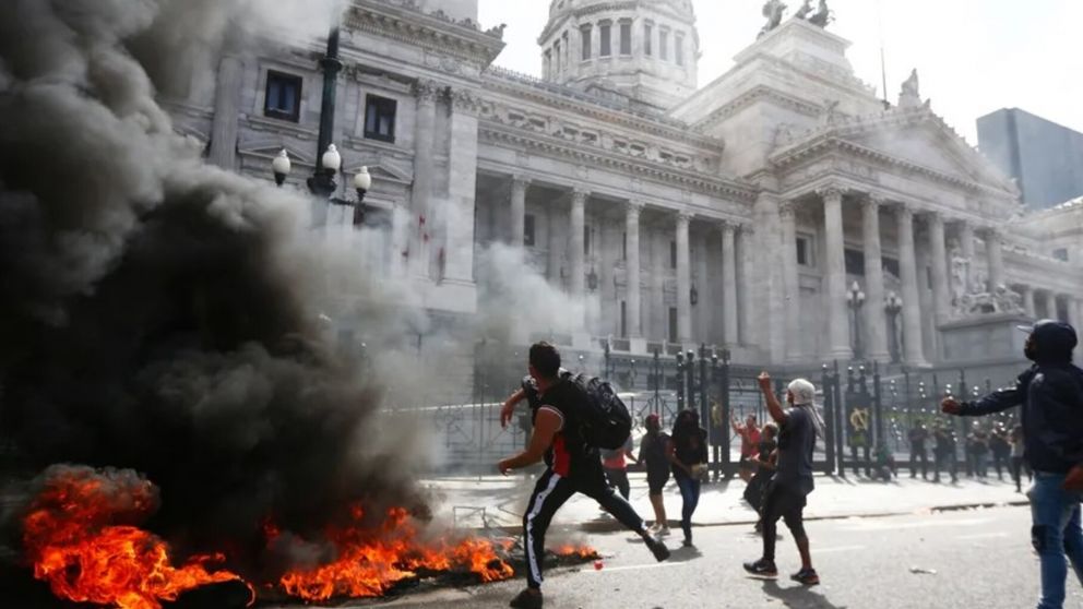 Detienen a sospechosos por los piedrazos en el Congreso