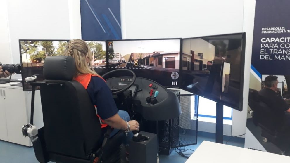 Conductoras de camiones: hacen camino y derriban barreras