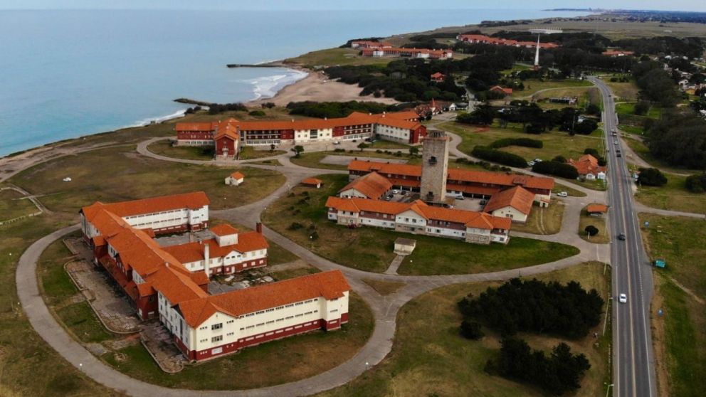 La Unidad Tur�stica de Chapadmalal fue creada para fomentar el descanso de los sectores m�s vulnerables: cuenta con 9 hoteles y una capacidad operativa de entre 4.000 y 5.000 plazas por quincena