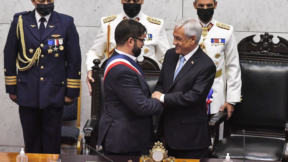 Sebastián Piñera le pasó el mando a Gabriel Boric, el presidente más joven en la historia de Chile
