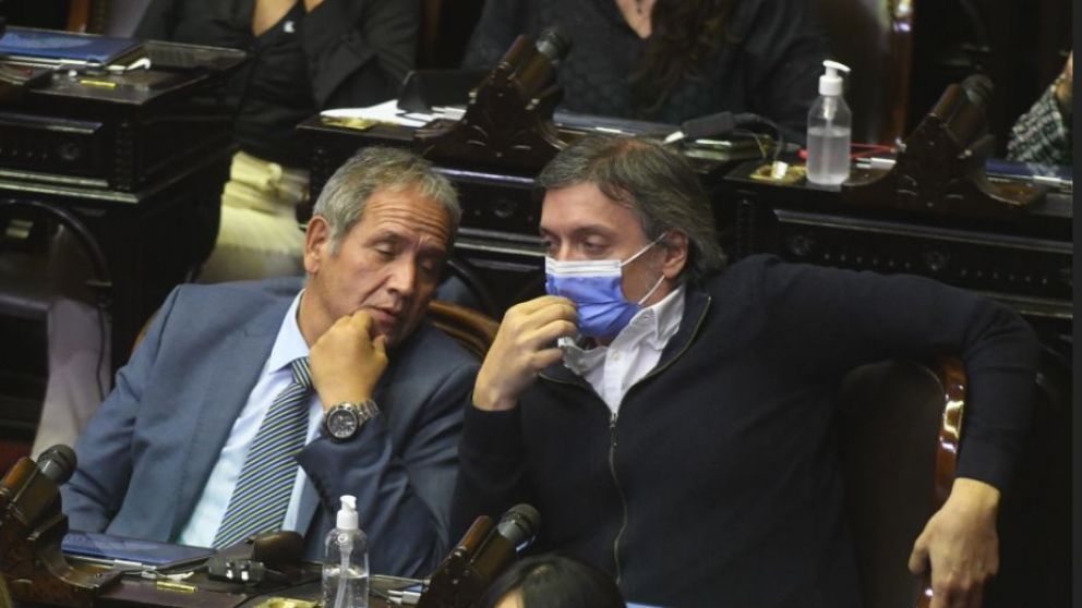 Máximo Kirchner bajó al recinto a las 3.30 cuando hablaba el titular de la bancada, Germán Martínez