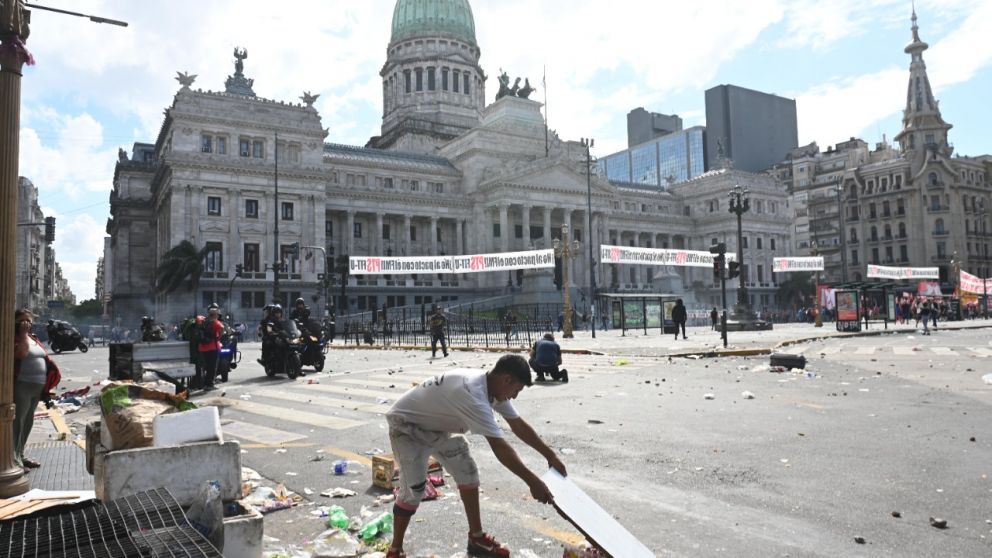 Los grupos que iniciaron los incidentes permanecieron durante largo rato
