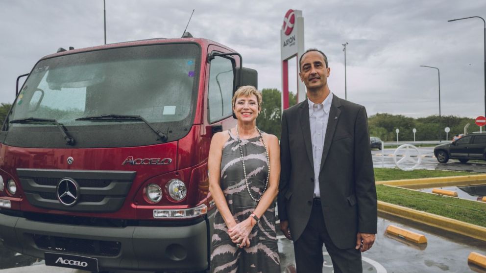 Sandra Yachelini, vicepresidenta Comercial y de Marketing de Axion energy, junto a Raúl Barcesat, presidente de Mercedes-Benz Camiones y Buses