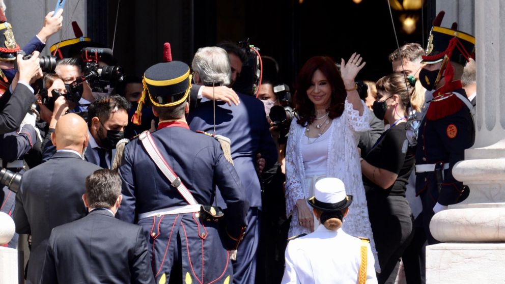 Cristina Kirchner ingresó al Parlamento pasadas las 11:30 y luego recibió a Alberto Fernández