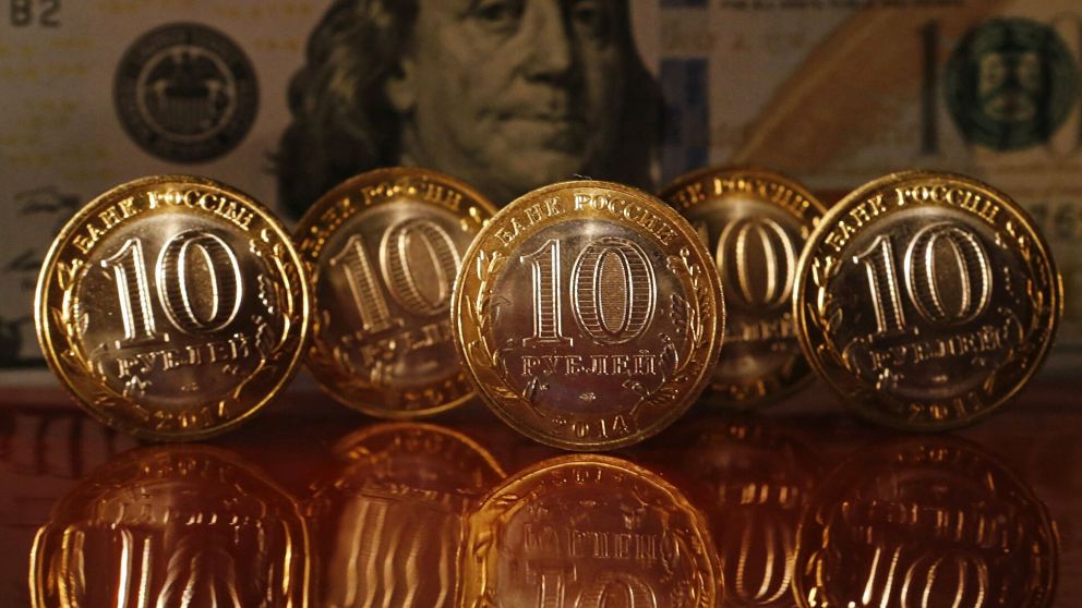 El rublo se desplomó un 30% y recuperó terreno gracias a las medidas del banco central ruso