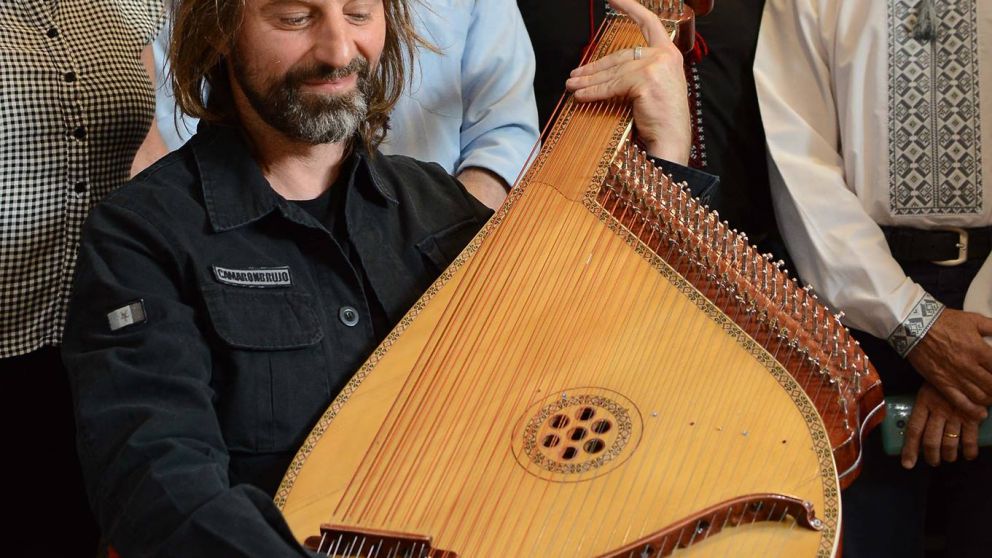 El Chango Spasiuk con una bandura en un acto en la Asociación Ucraniana de Cultura Prosvita
