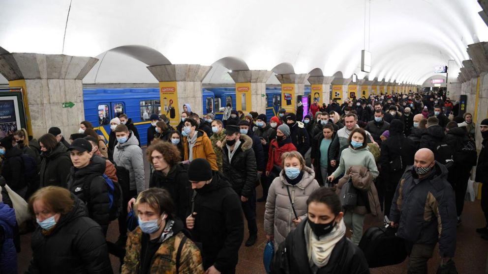 Miles de personas se refugian y huyen del centro de Kiev en el segundo día de la invasión rusa