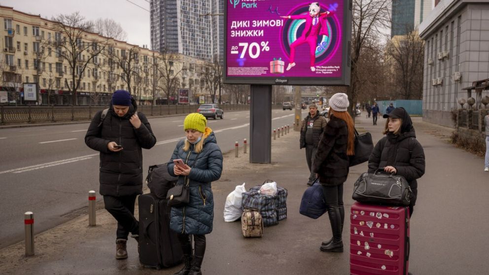 Miles de personas abandonan Ucrania por los ataques de Rusia. Foto: Emilio Morenatti - AP