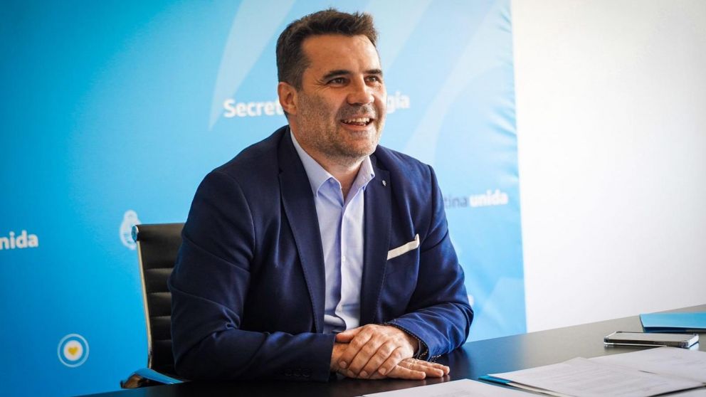 Darío Martínez aseguró que tiene el mandato de mantener las tarifas por debajo de los salarios