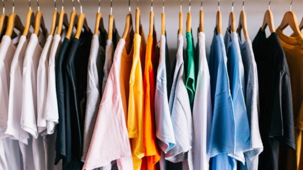 Los probadores de ropa, en el centro de la escena por los aumentos de sarna