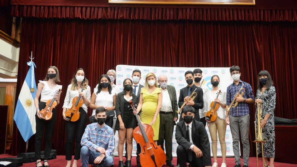 Fabiola Y��ez particip� de la entrega de instrumentos musicales en la Fundaci�n Banco Naci�n