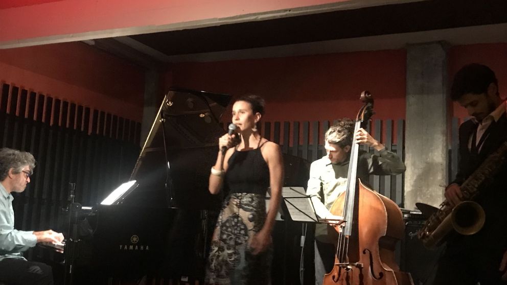 Un notable show de la cantante Julia Moscardini para la inauguración