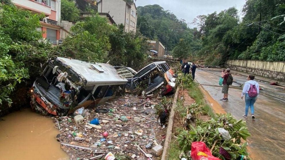 Oleadas de agua y barro arrasaron todo a su paso tras la intensa tormenta