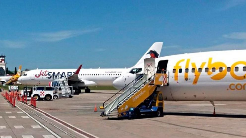 Jet Smart y FlyBondi son las empresas low cost que se quedaron operando en Argentina
