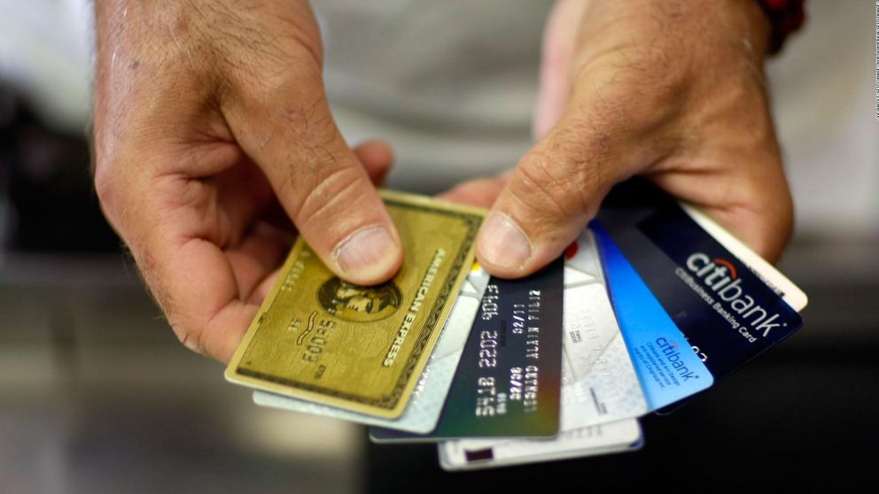 El objetivo al envolver la tarjeta con aluminio es bloquear la señal inalámbrica que utilizan las tarjetas contactless