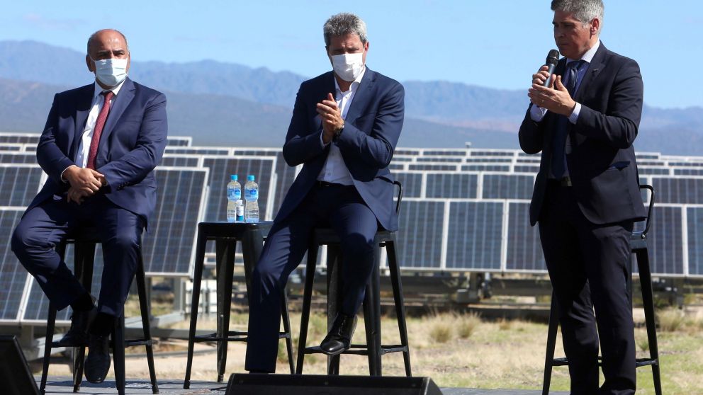 El Jefe de Gabinete, Juan Manzur junto al Gobernador de San Juan, Sergio Uñac y el presidente de YPF, Pablo González