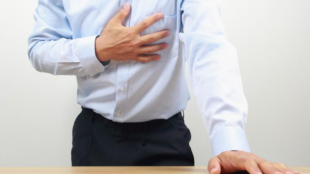 Uno de los síntomas de costocondritis es dolor en el lado izquierdo del esternón