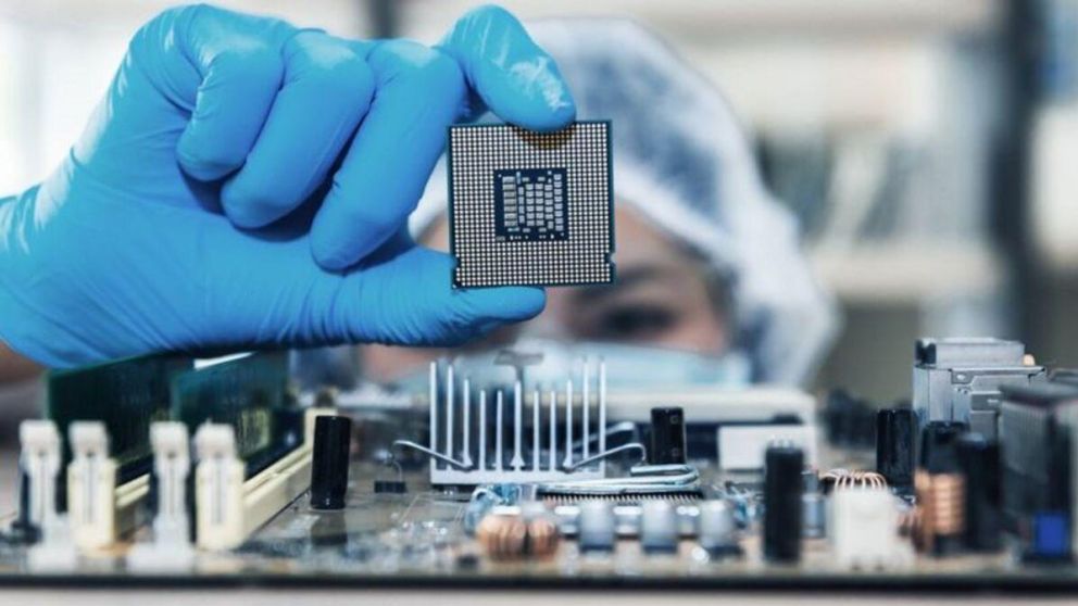 Escasez mundial de microchips llegaría hasta 2023