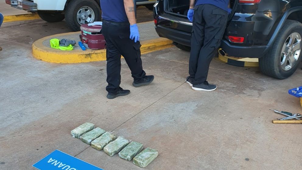 En una camioneta de lujo, escondían 20 kilos de droga