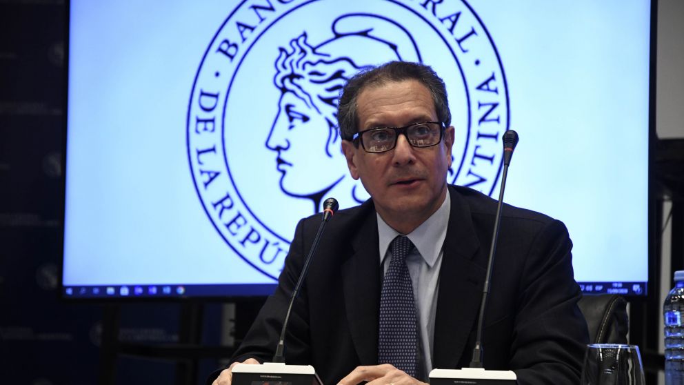 Telam, Buenos Aires, 15 de septiembre de 2020: El presidente del Banco Central, Miguel Pesce, anunció esta tarde que la compra de dólar ahorro tendrá a partir de mañana un recargo del 35% en concepto de retención del impuesto a las Ganancias y que las ope