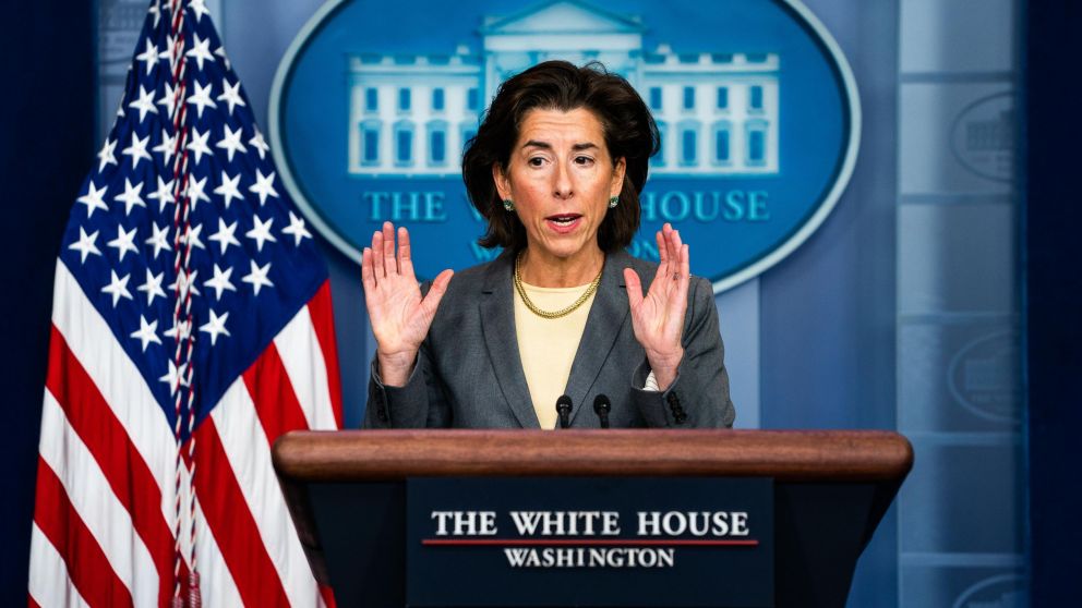 La secretaria de Comercio, Gina Raimondo, alertó sobre la "alarmante" falta de chips