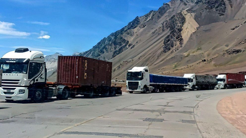 3.000 camiones están varados en el paso Cristo Redentor-Los Libertadores