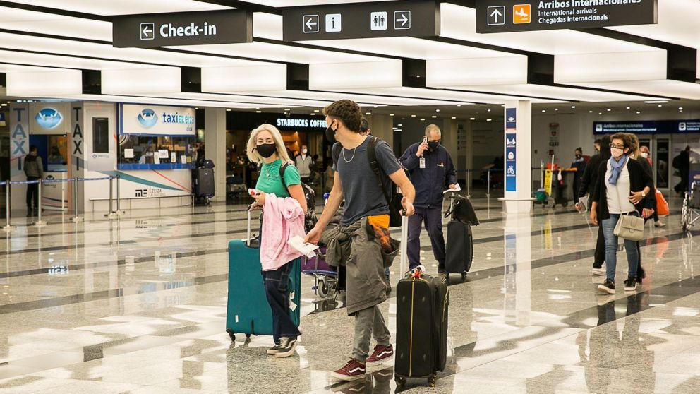 Argentinos y residentes vacunados no deberán aislarse si cumplen ciertos requisitos