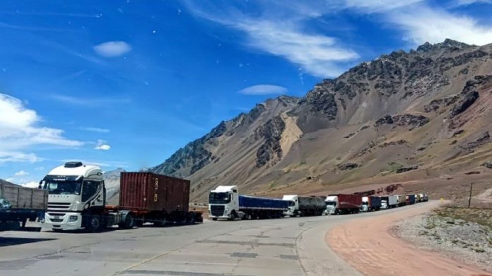 Camiones varados en la frontera con Chile