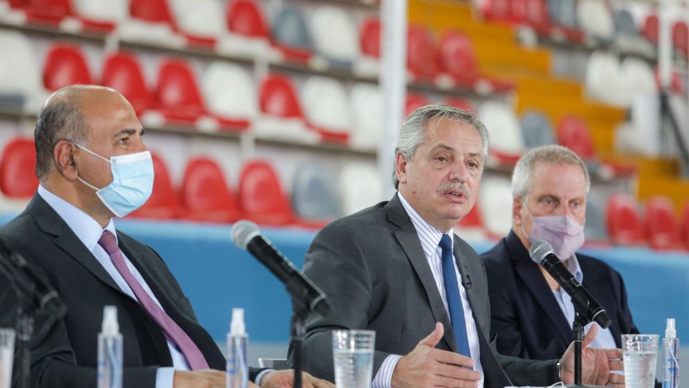 El presidente reapareció tras estar aislado por ser contacto estrecho y se mostró junto a Juan Manzur