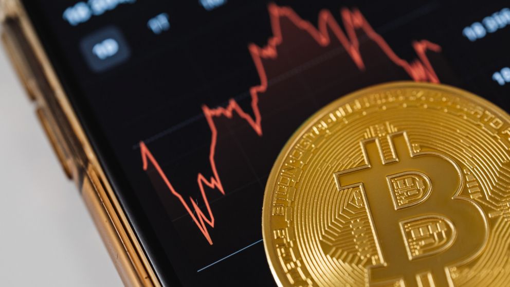 Caída del mercado cripto con bitcoin en 34 mil y un dólar bitcoin que toca los $230