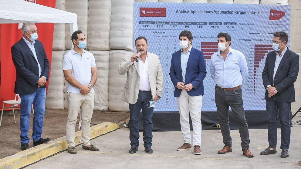 Quintela participó de la jornada de vacunación en una empresa industrial riojana