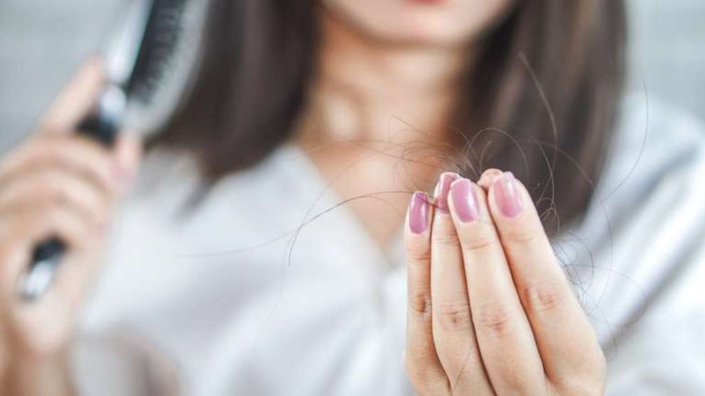 Síntomas ómicron: pérdida de pelo y conjuntivitis