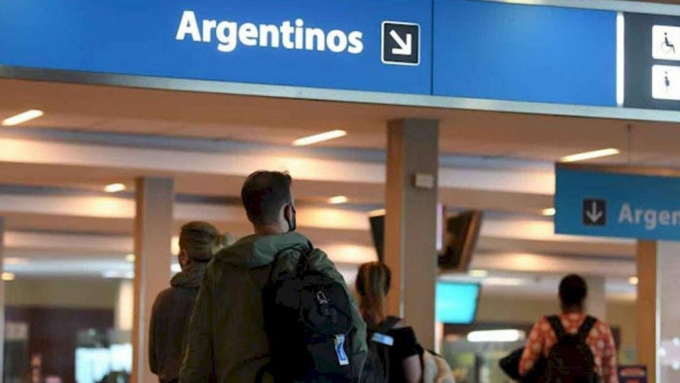 El aumento exponencial de casos de coronavirus estaría detrás de la medida de la UE