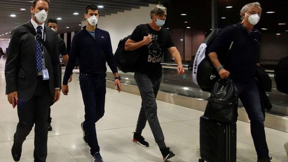 Djokovic pidió excepciones y llegó a Australia pero se comprobaron varias irregularidades