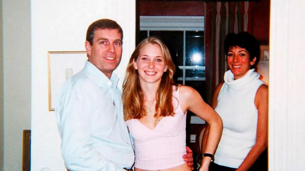 El príncipe Andrés con su acusadora, Virginia Giuffre, por entonces de 17 años