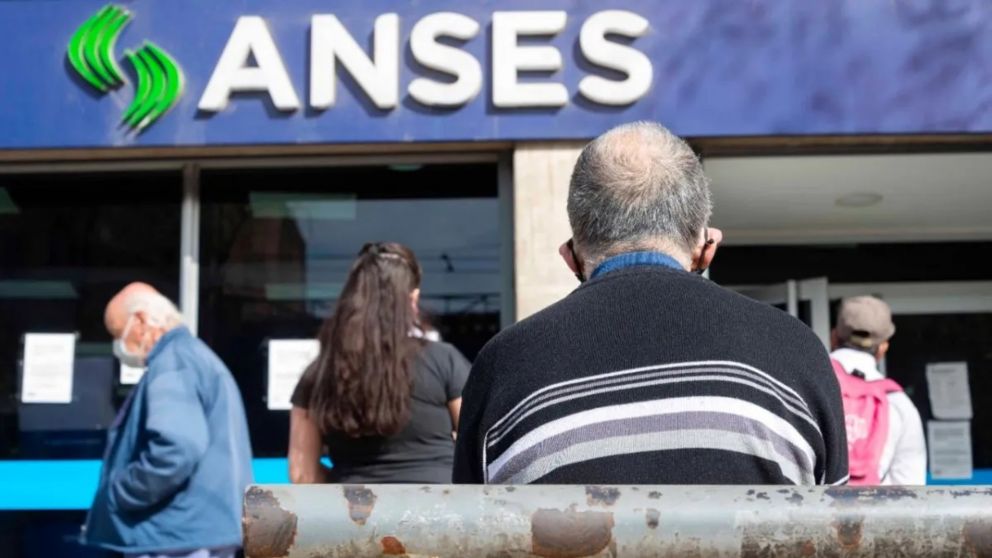 La recaudación empuja mientras que los salarios corren de atrás