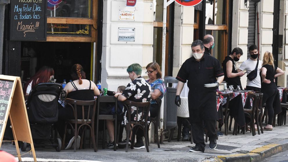 Restaurantes y hoteles encabezan los sectores de incremento de puestos de labor en pandemia