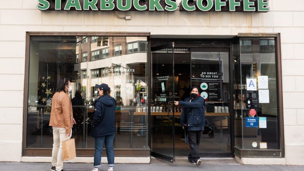 Starbucks exigirá vacunas a sus empleados y testeos a los no vacunados