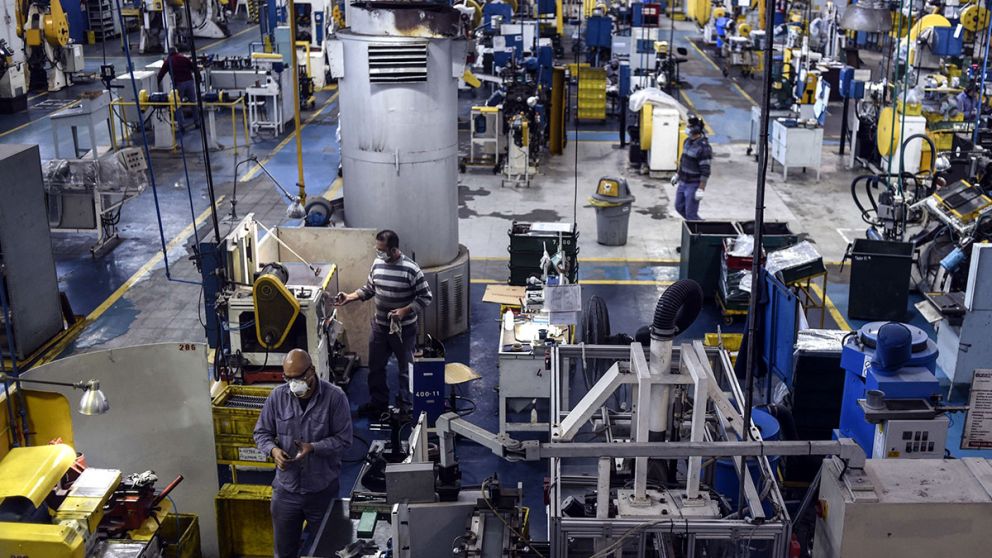 El Gobierno admite una baja en la producción por cierre de turnos ante la suba de casos