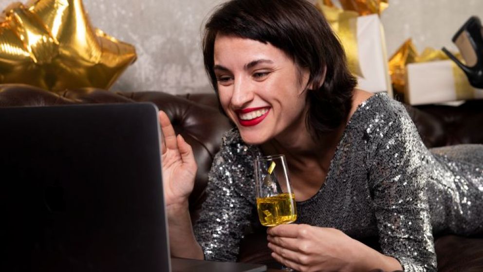Brindis de fin de año por videollamada, una imagen de época