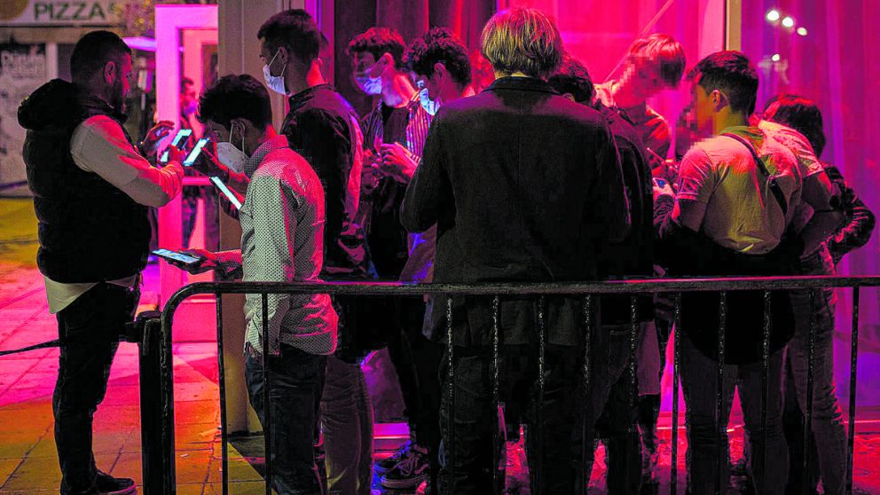 El pase sanitario es obligatorio para ir a bailar