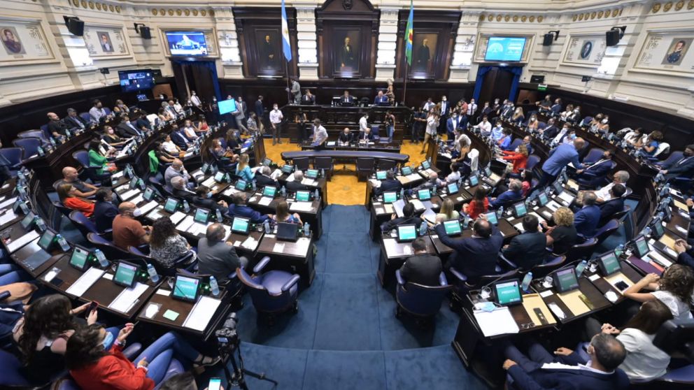 La modificación que permite a los intendentes a ir por un tercer mandato, cosechó apoyos y criticas cruzadas