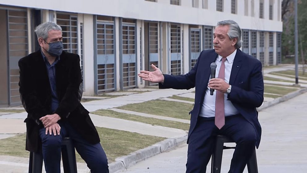 Alberto encabezó la entrega de viviendas más importante del plan Procrear