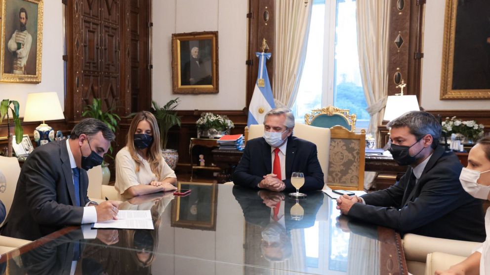 El Presidente encabezó la firma