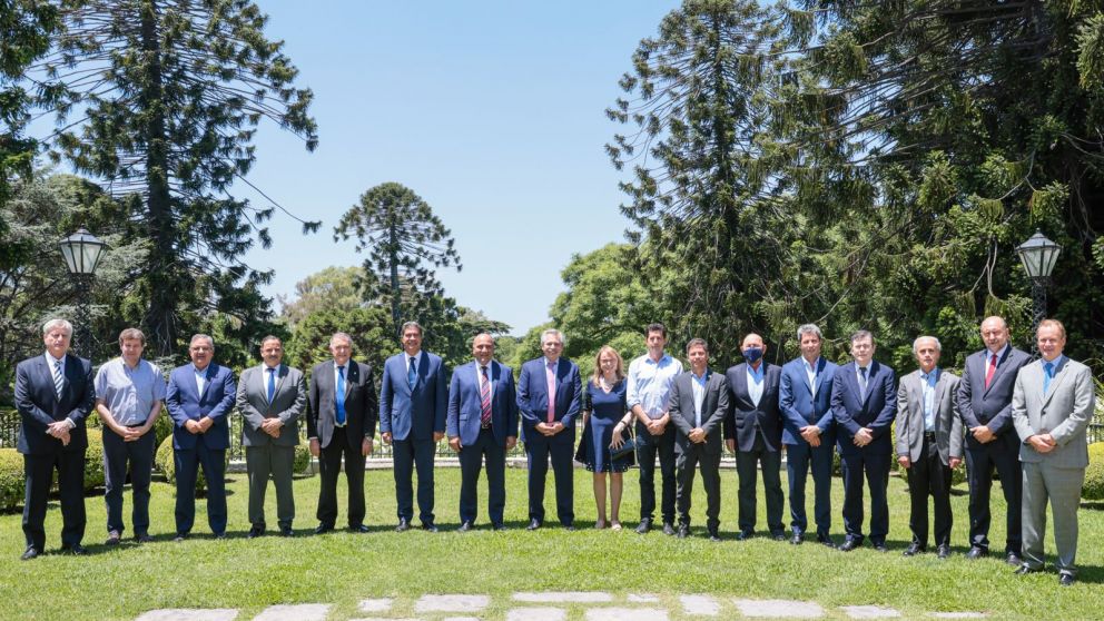 El presidente recibió a los 13 gobernadores con un reducido equipo de ministros