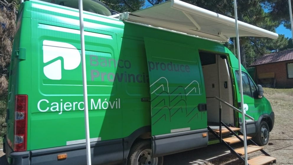 Uno de los cajeros móviles del Banco Provincia en Mar Azul