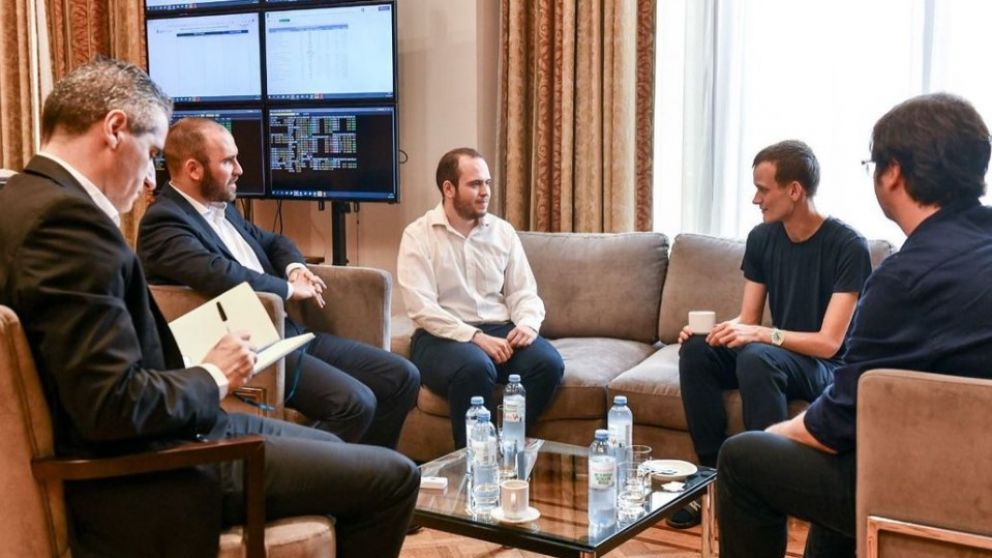 Guzmán recibió a Buterin en el Palacio de Hacienda junto a Roberto Arias