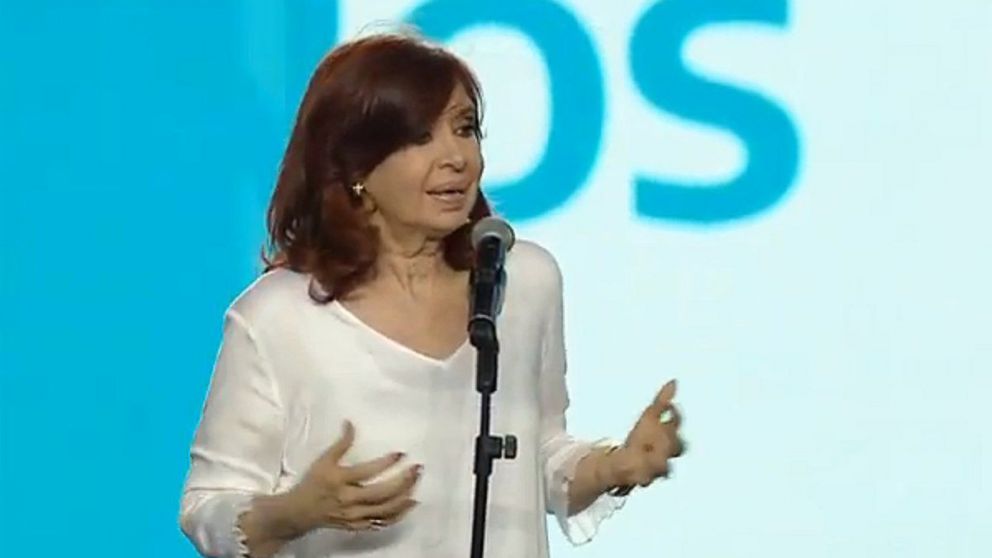 En su discurso en La Plata, CFK apuntó a que aquellos funcionarios que "tengan miedo" vayan a "buscar otro laburo"