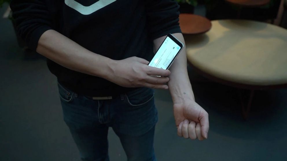 El chip permite leer los datos de vacunación con cualquier dispositivo con NFC