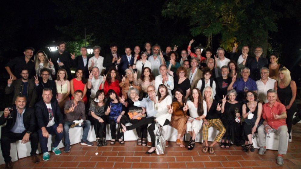 Cristina organizó el encuentro con artistas y periodistasen un jardín de la localidad bonaerense de Pilar